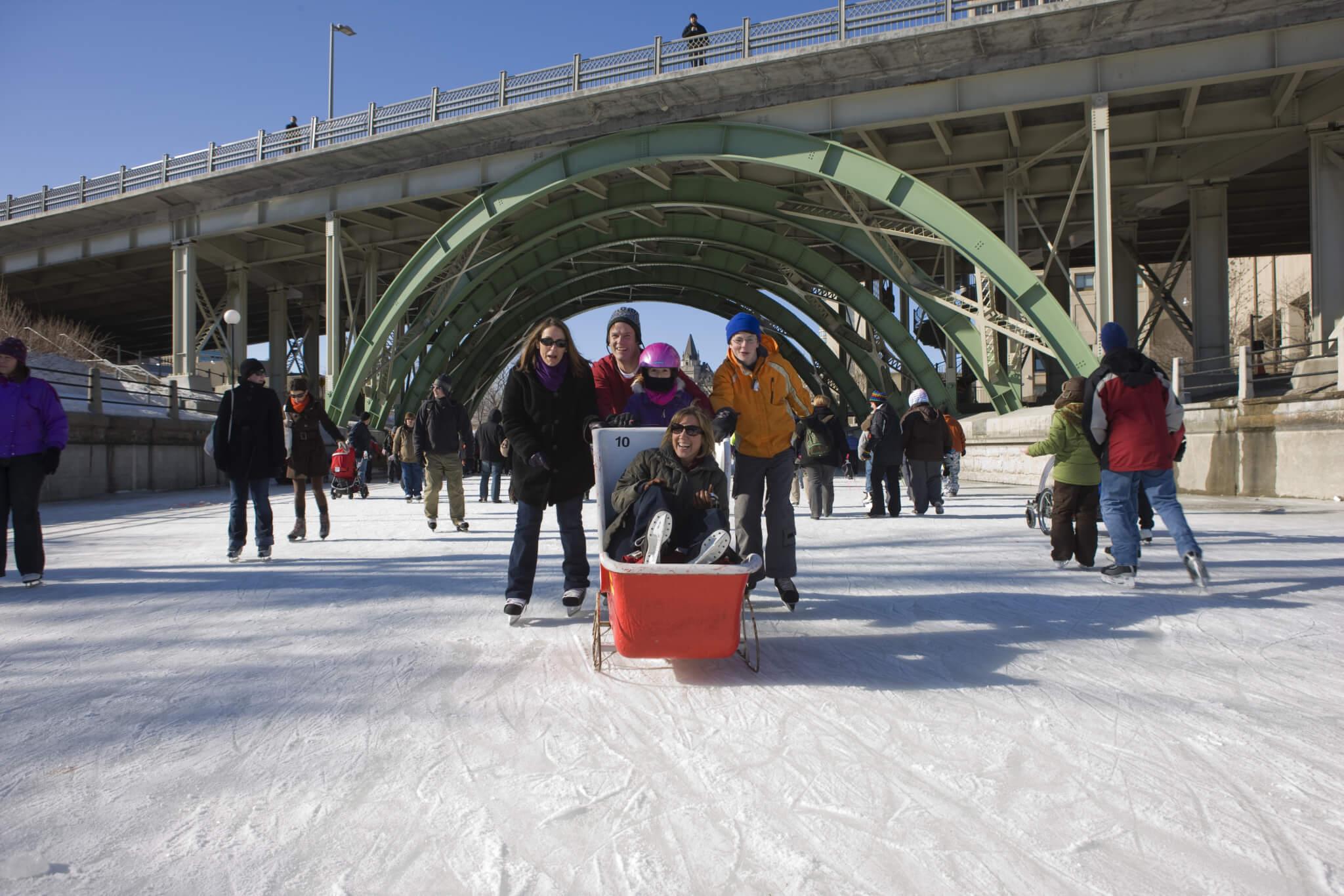 5 choses à essayer sur la patinoire du canal Rideau