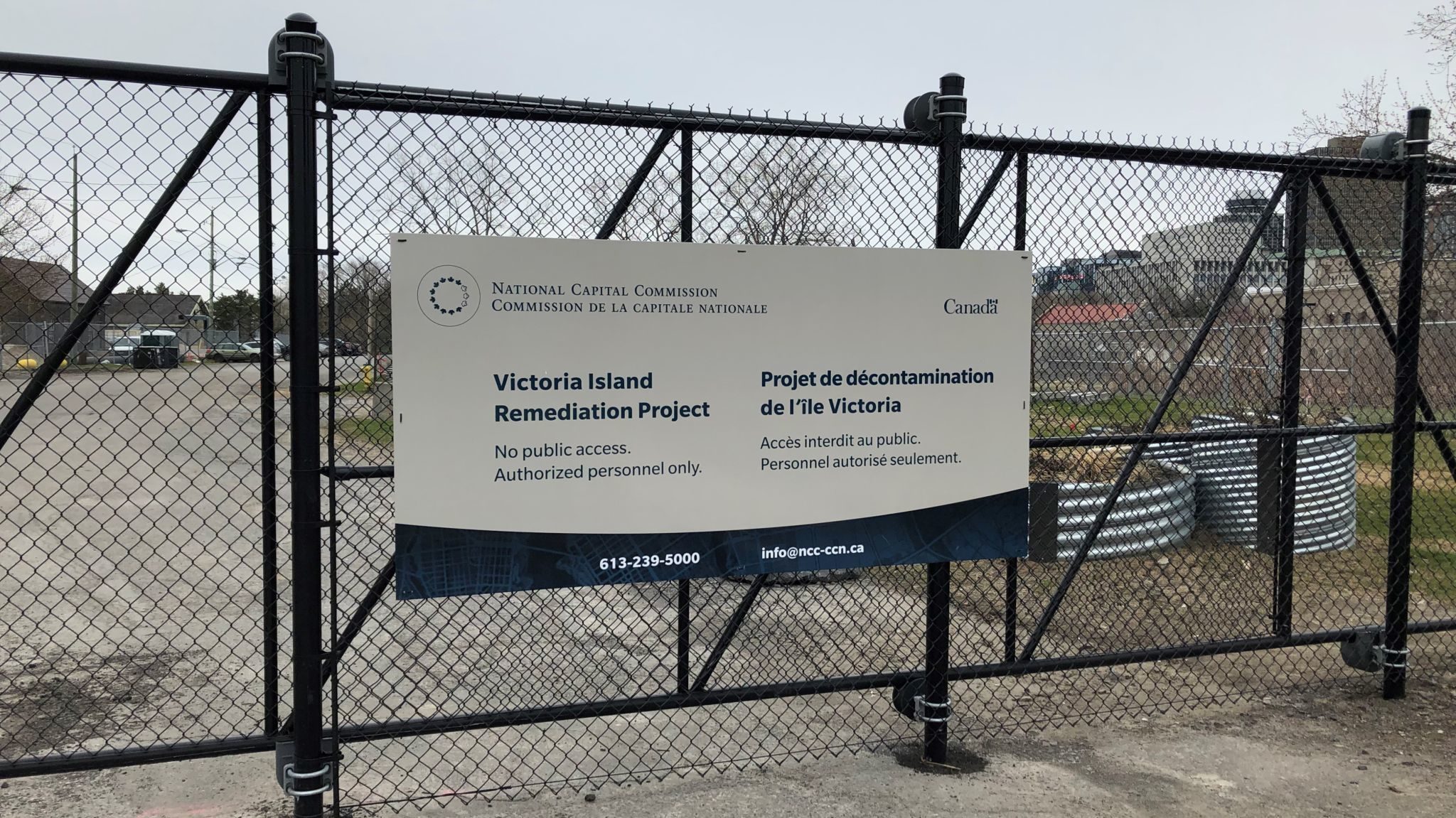 Panneau de la CCN installé sur une clôture où on peut lire : « Projet de décontamination de l’île Victoria. Accès interdit au public. Personnel autorisé seulement ».