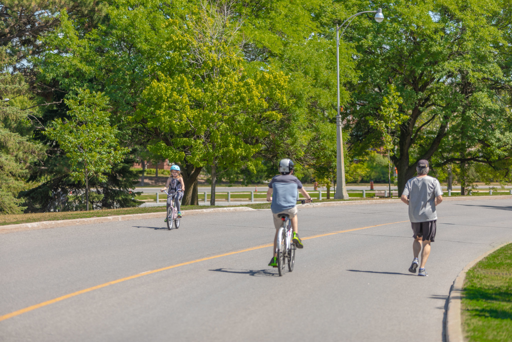 People biking on the car-free Queen Elizabeth Driveway during Bikedays.