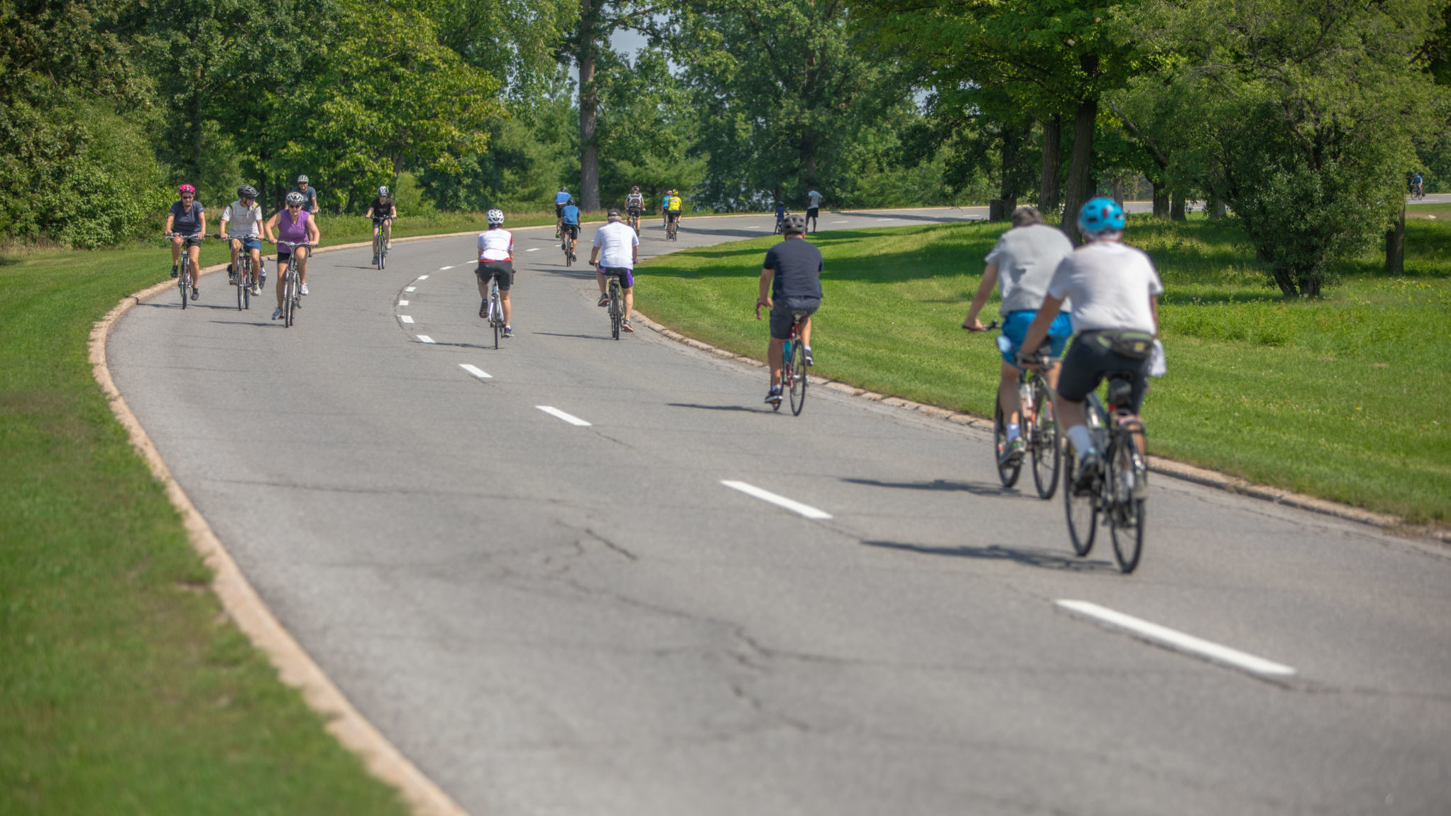 Des cyclistes sur la promenade un jour d'été