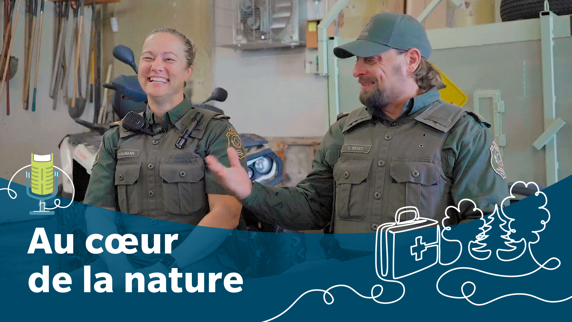 Photo des agents de conservation. Sur l’image figure une illustration d’un microphone en forme de livre, dont le câble forme artistiquement la silhouette d'une trousse de premiers soins et d'une forêt.