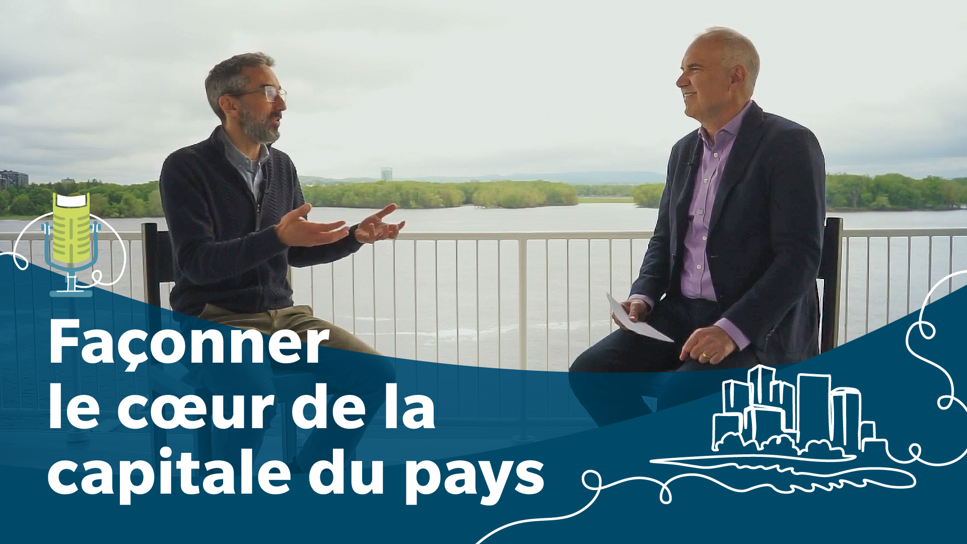 Photo de Tobi Nussbaum assis avec un invité devant la rivière des Outaouais. Sur l’image figure une illustration d’un microphone en forme de livre, dont le câble forme artistiquement la silhouette de bâtiments.