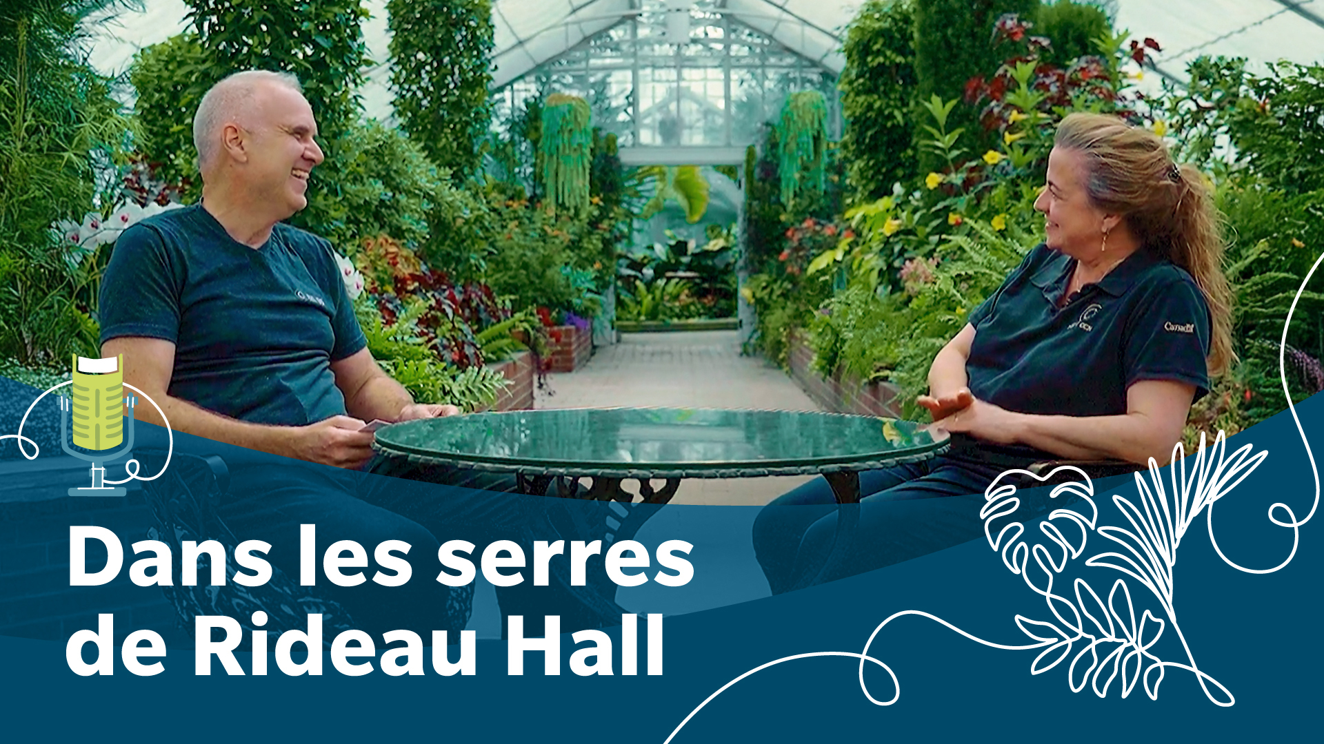 Photo de Tobi Nussbaum assis avec une invitée dans la serre de Rideau Hall. Sur l’image figure une illustration d’un microphone en forme de livre, dont le câble forme artistiquement la silhouette de plantes.