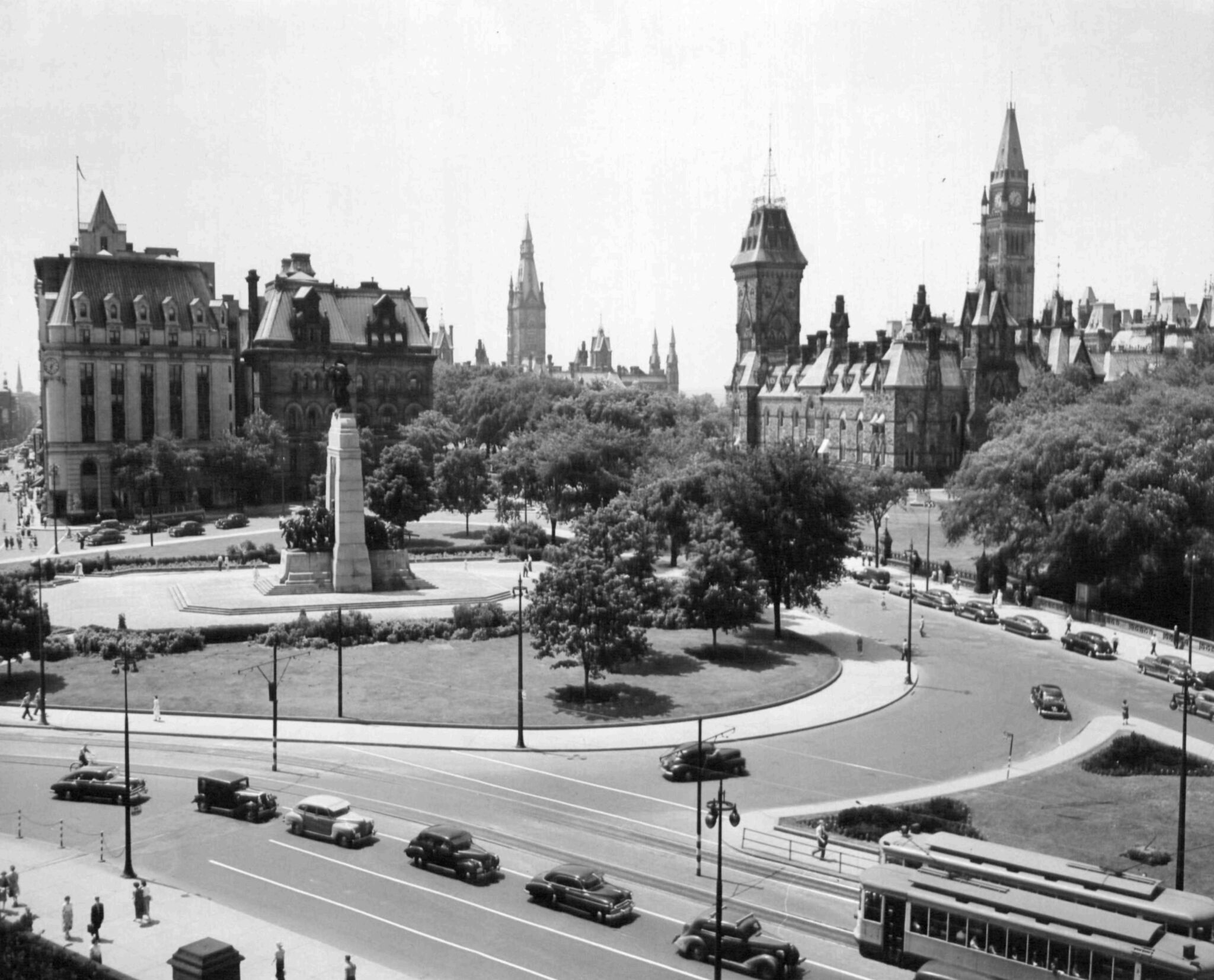 Vue de la place de la Confédération, du Monument commémoratif de guerre, des édifices de la colline du Parlement, du bureau de poste, de l’édifice Langevin, Ottawa, années 1940.