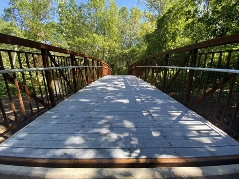 Passerelle en acier résistant aux intempéries et munie d’un tablier en acier galvanisé antidérapant.