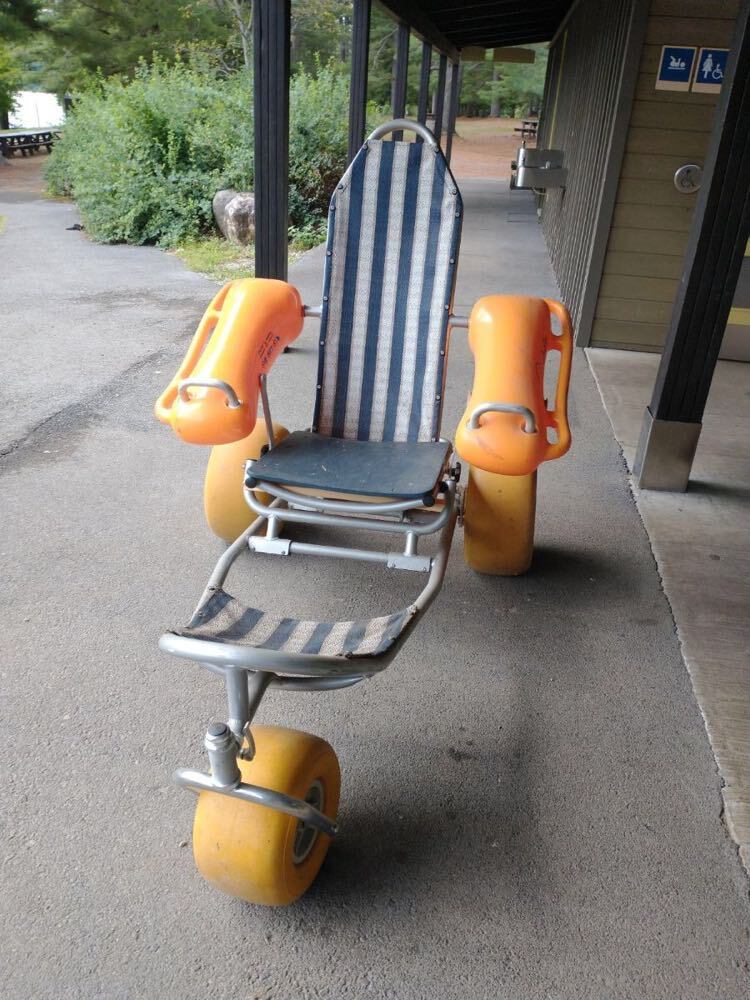 Fauteuil roulant de plage disponible sur demande à la plage Breton.