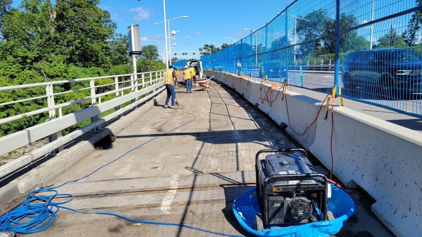 Travailleurs de la construction en action sur le pont Champlain