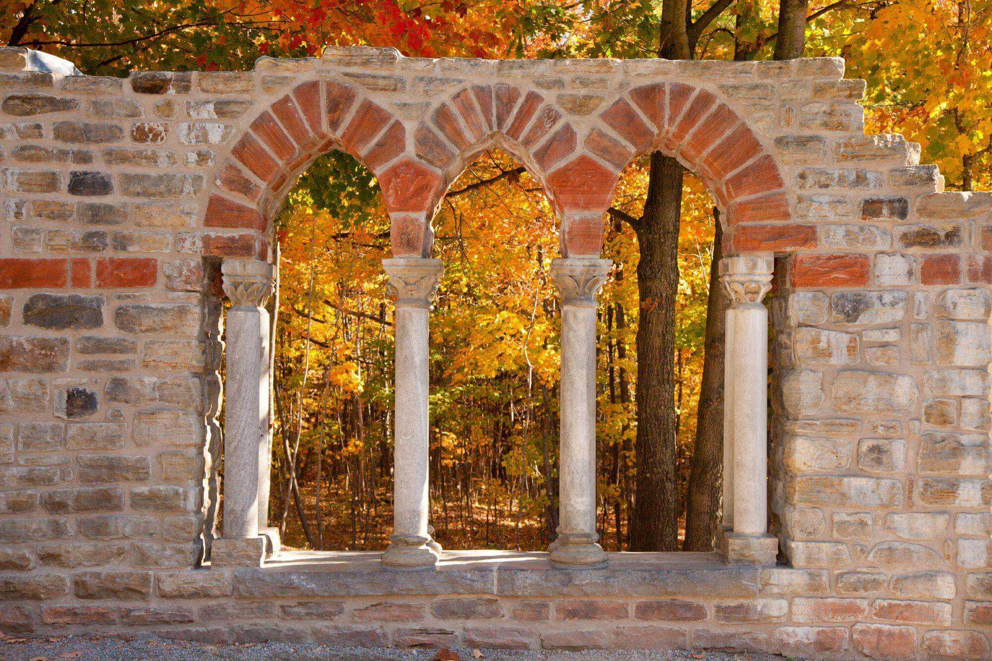 Les ruines du domaine Mackenzie-King en automne