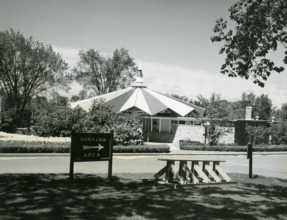 Parc Hog's Back : pavillon et supports à vélos. Août 1958. Crédit : Bibliothèque et Archives Canada / E999913931