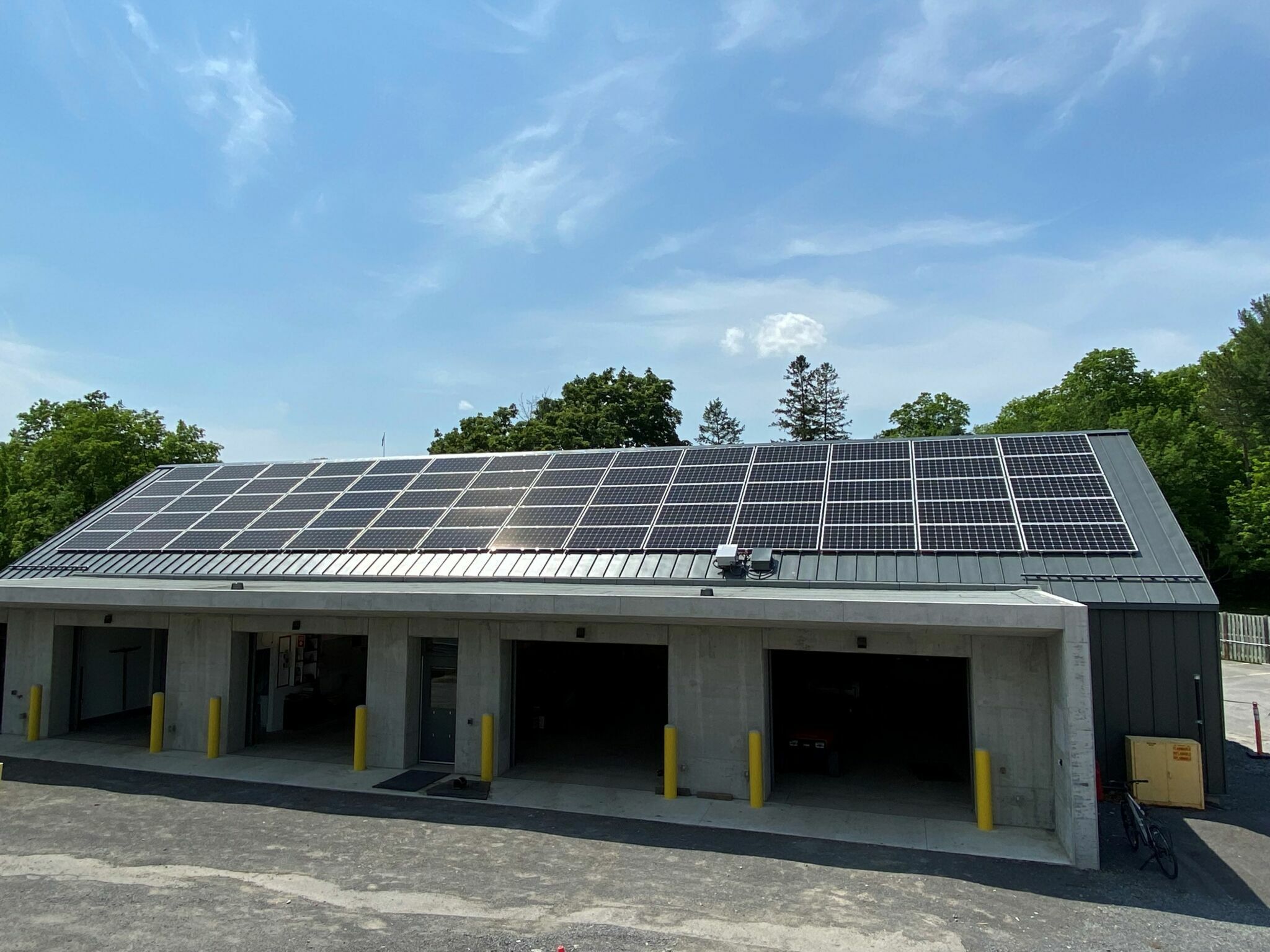 Bâtiment carboneutre doté de panneaux solaires sur le toit.