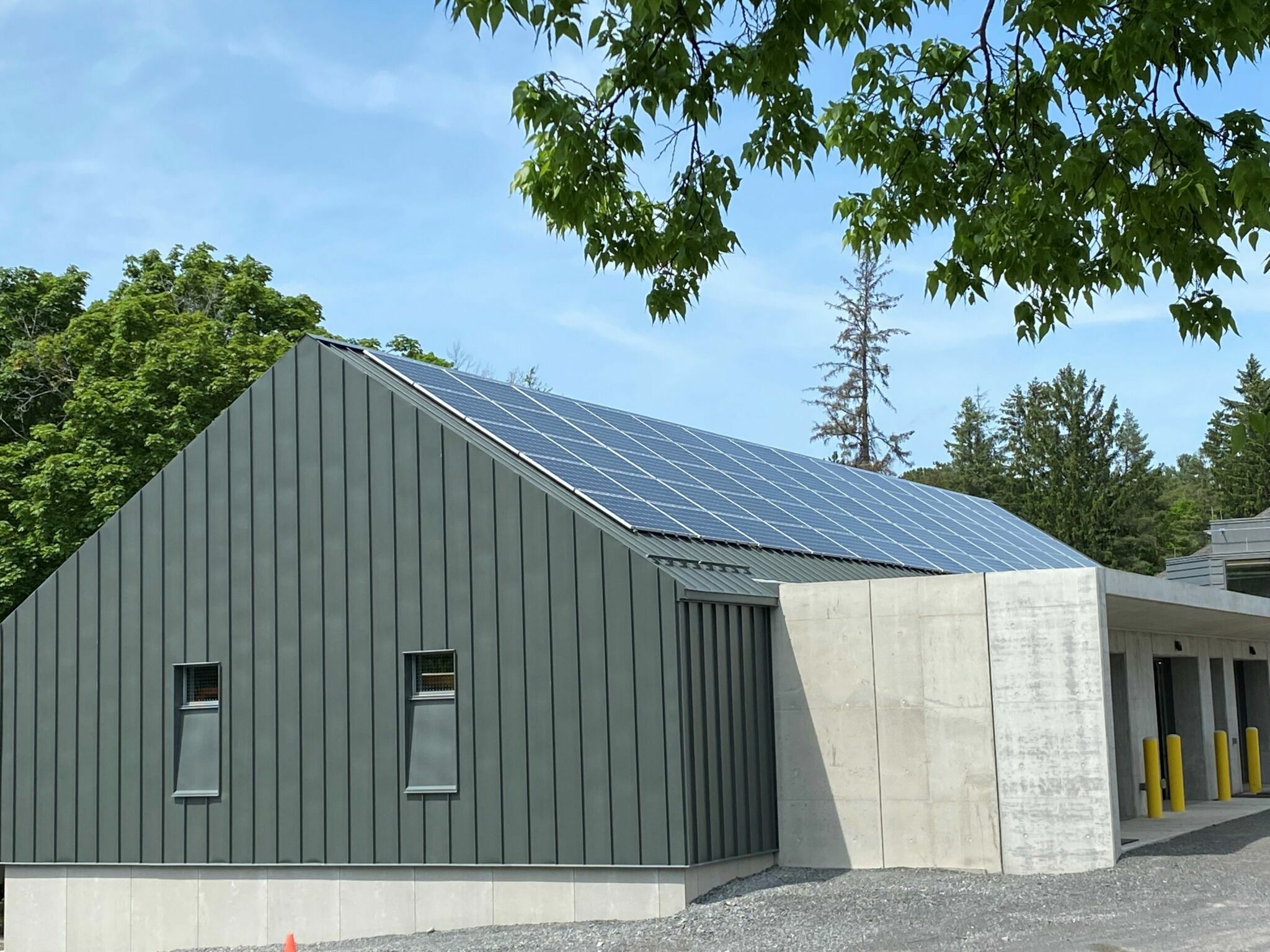 Bâtiment carboneutre doté de panneaux solaires sur le toit.