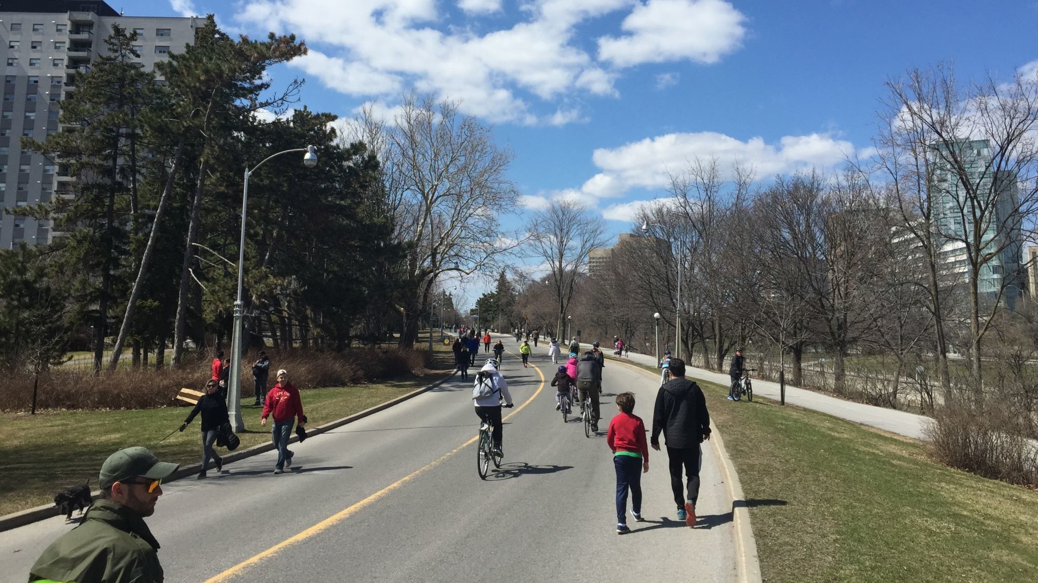 Des personnes sur les promenades fermées à la circulation automobile