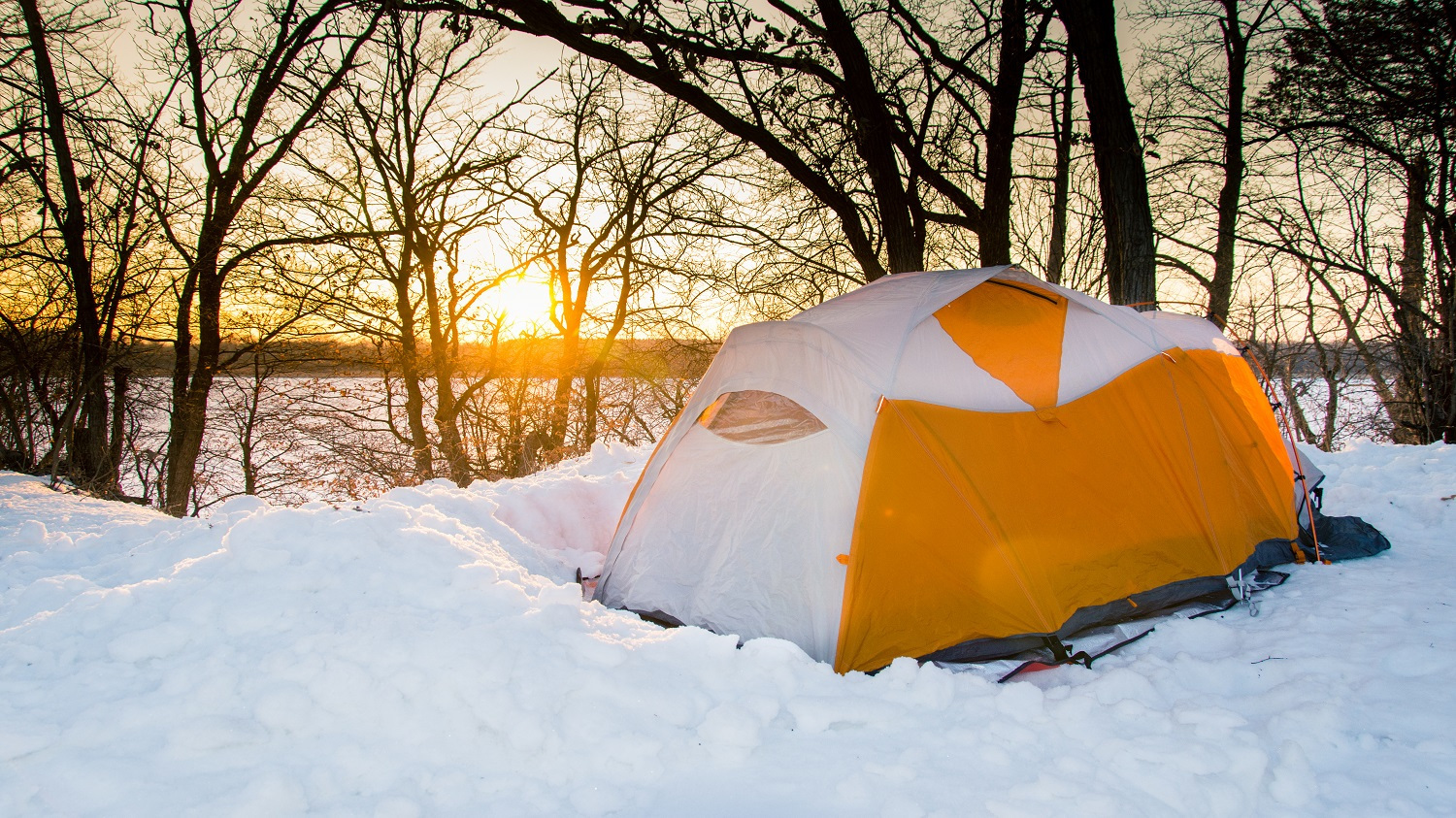 Camping d'hiver en tente