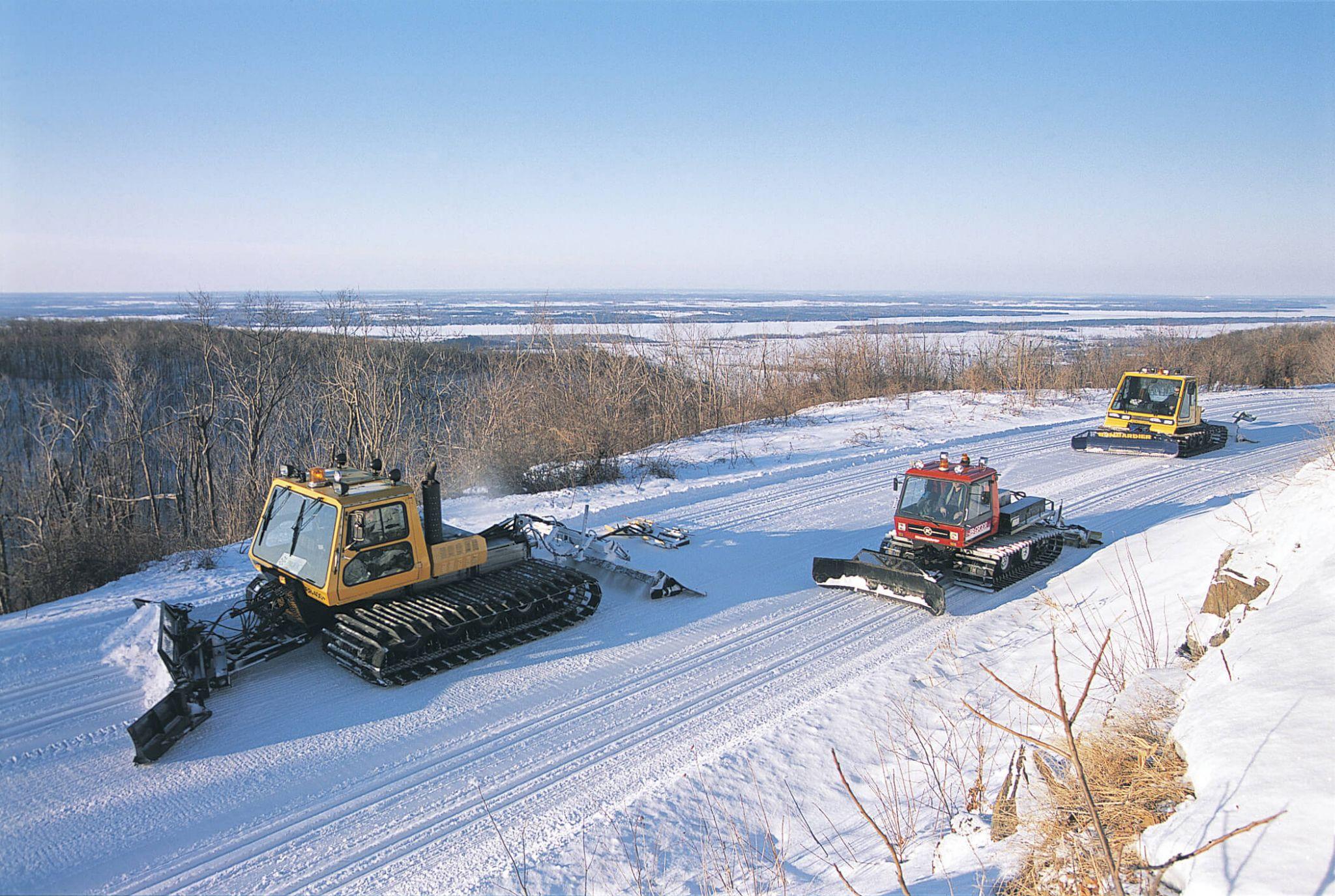 Three grooming machines on the cross-country ski trail at the Étienne Brûlé Lookout.
