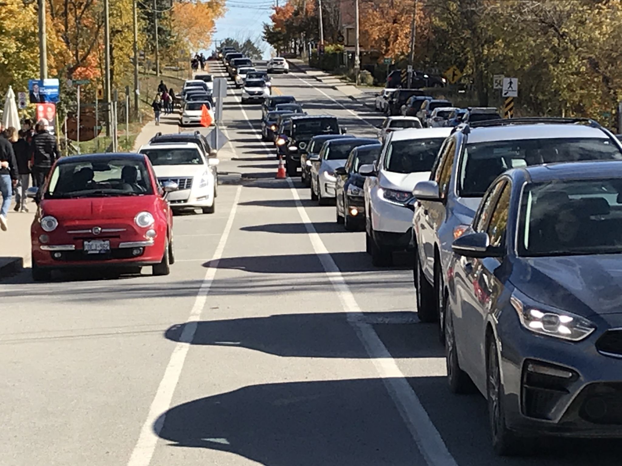 A lineup of cars on Chemin du Lac-Meech, in the fall.