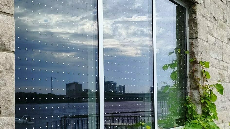 Marqueurs visuels pointillés à fort contraste sur une fenêtre traitée.