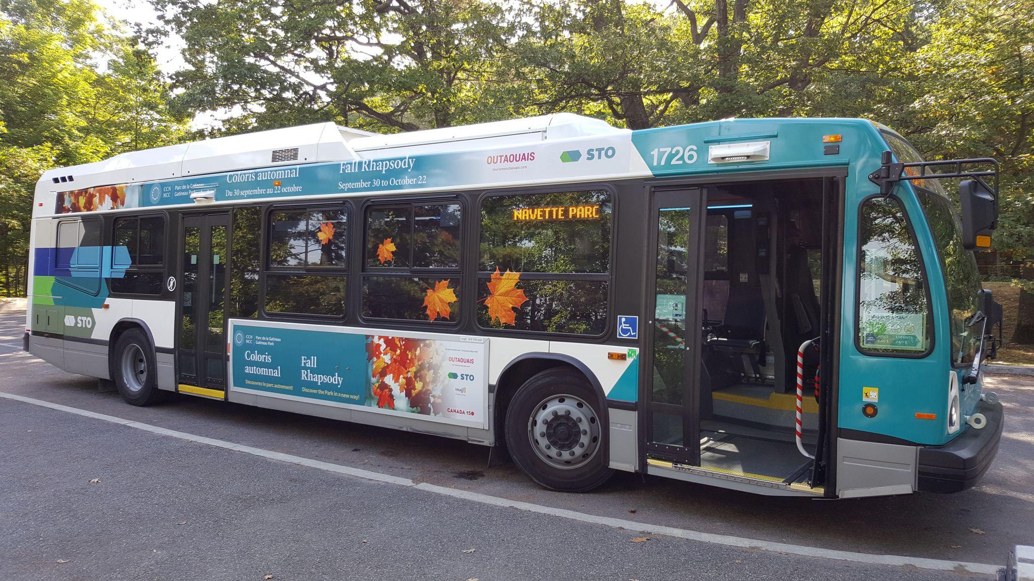 Un autobus de la Société de transport de l’Outaouais qui sert de navette pour le Coloris automnal.