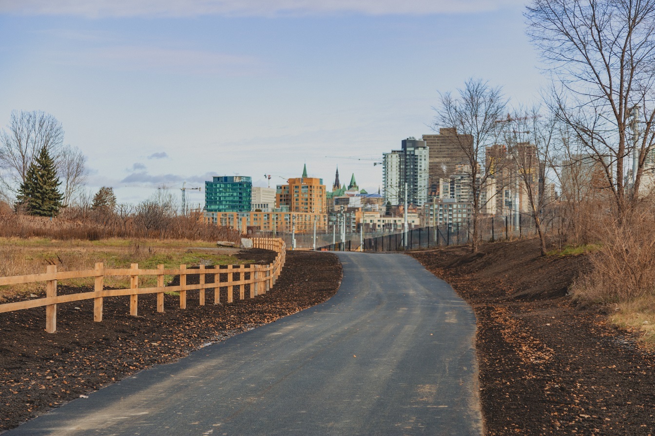 Vue vers l'est du sentier des plaines-LeBreton avec les bâtiments du centre-ville d'Ottawa