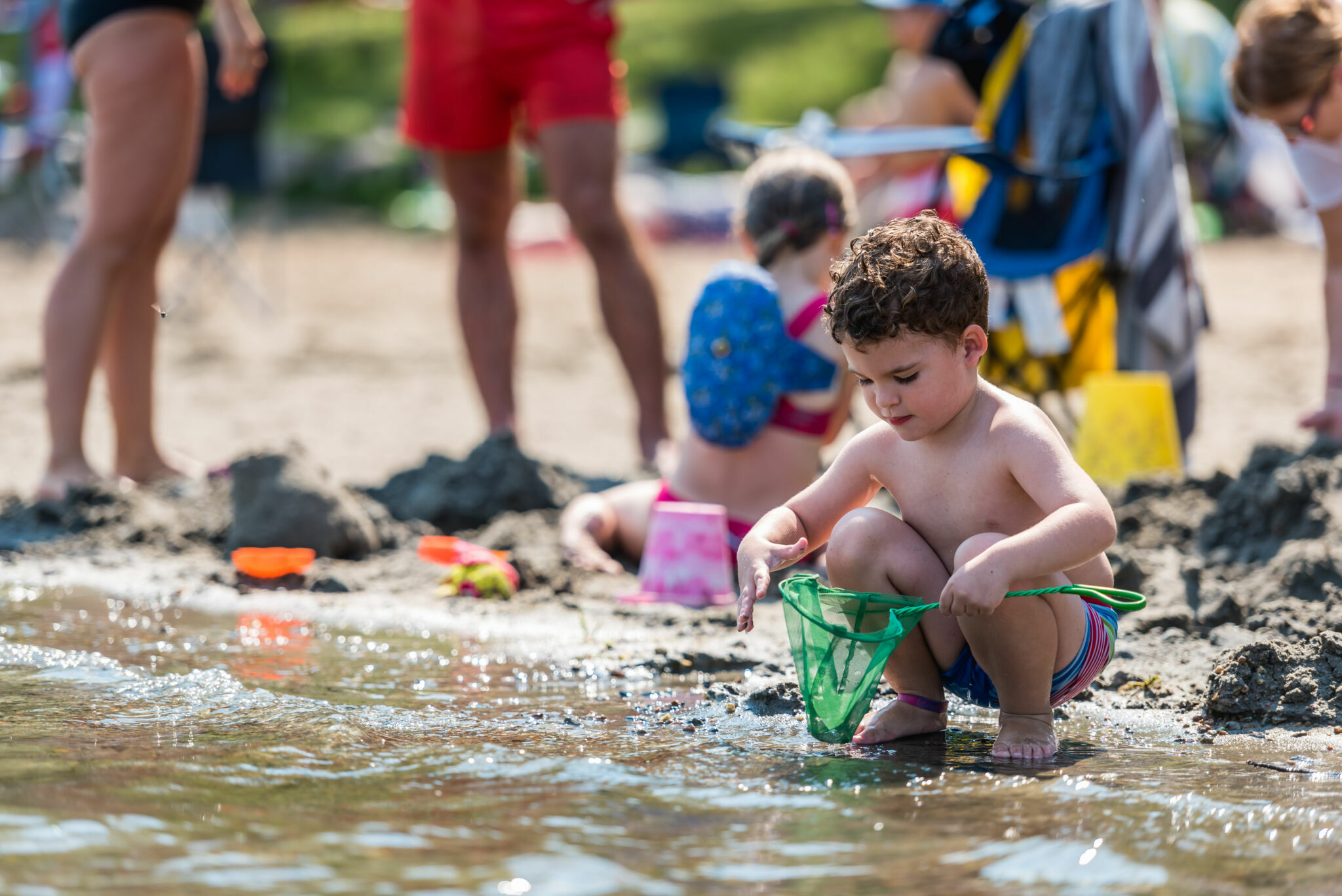 Enfant jouant dans l'eau à une plage du parc de la Gatineau