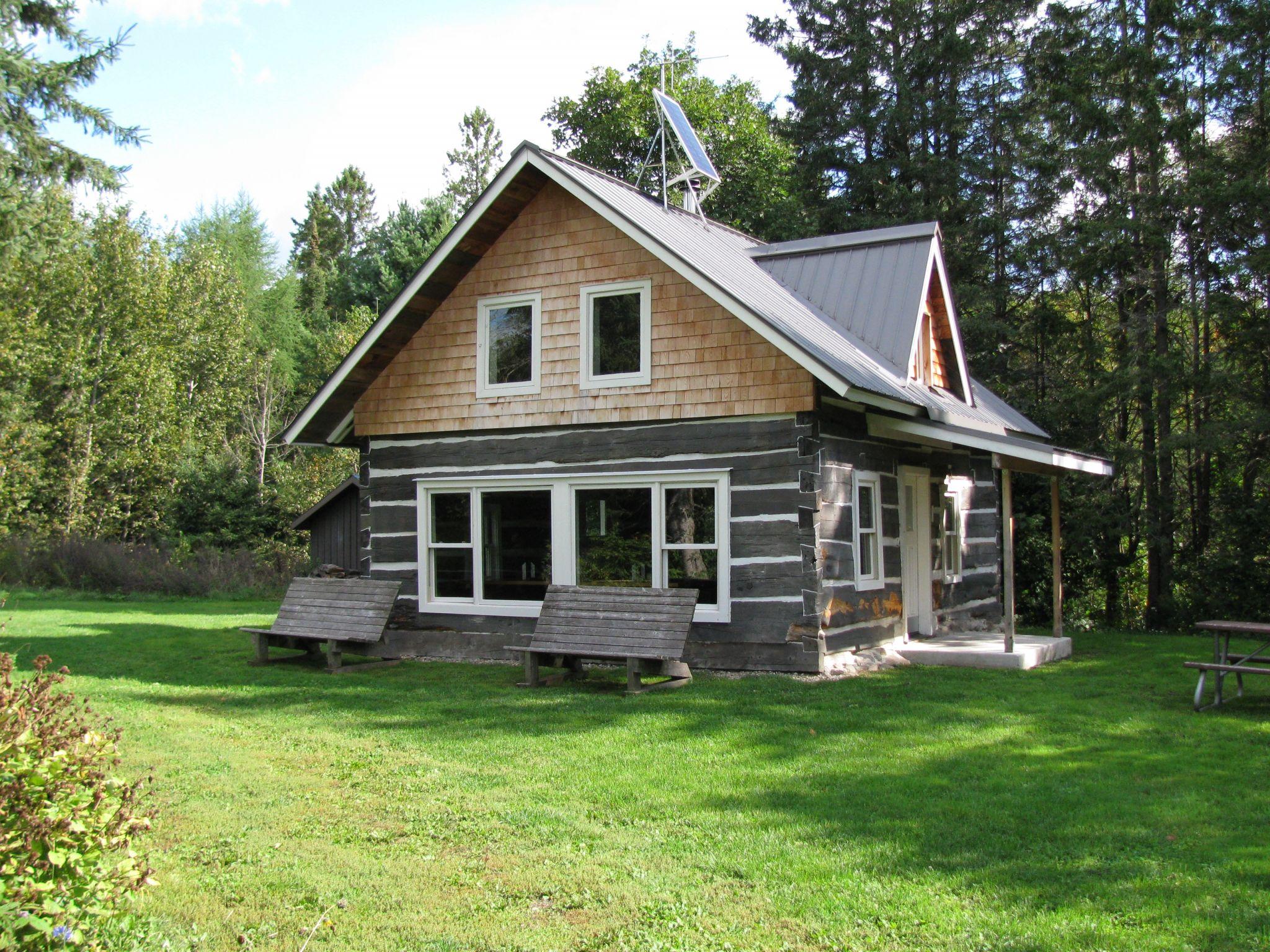 Un chalet rustique.