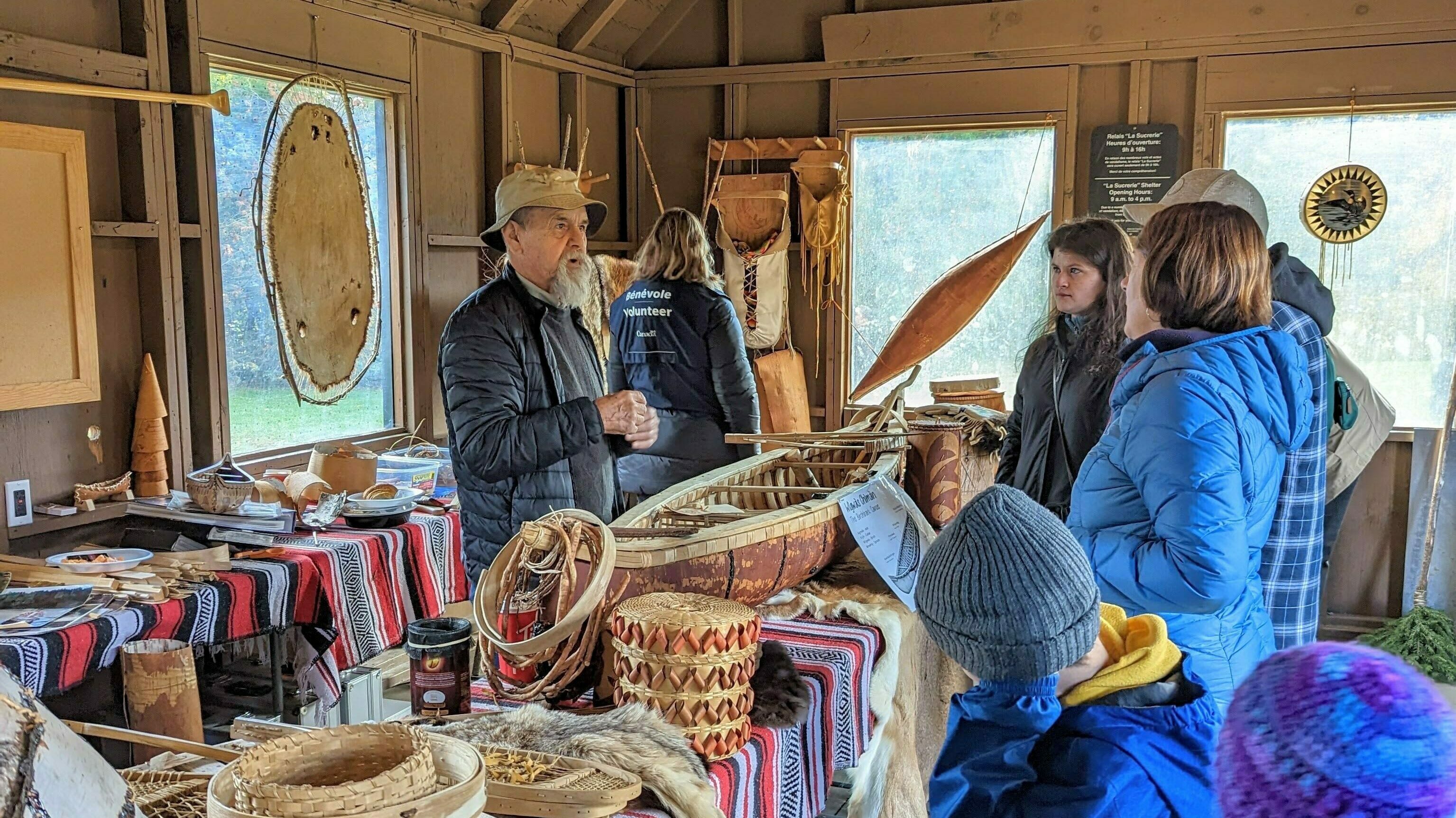 Daniel (Pinock) Smith montre comment fabriquer un canot en écorce de bouleau lors de l'événement Anishinabe Nibin au parc de la Gatineau.