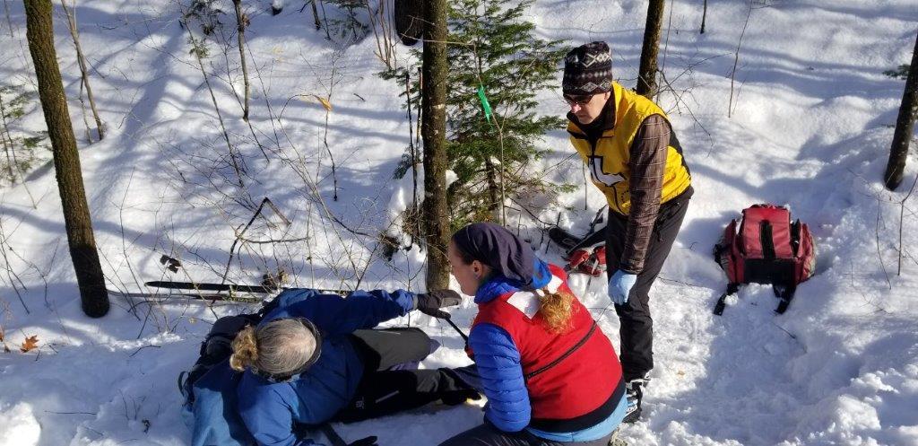 Patrouilleurs en train d’aider un usager en difficulté dans le parc de la Gatineau