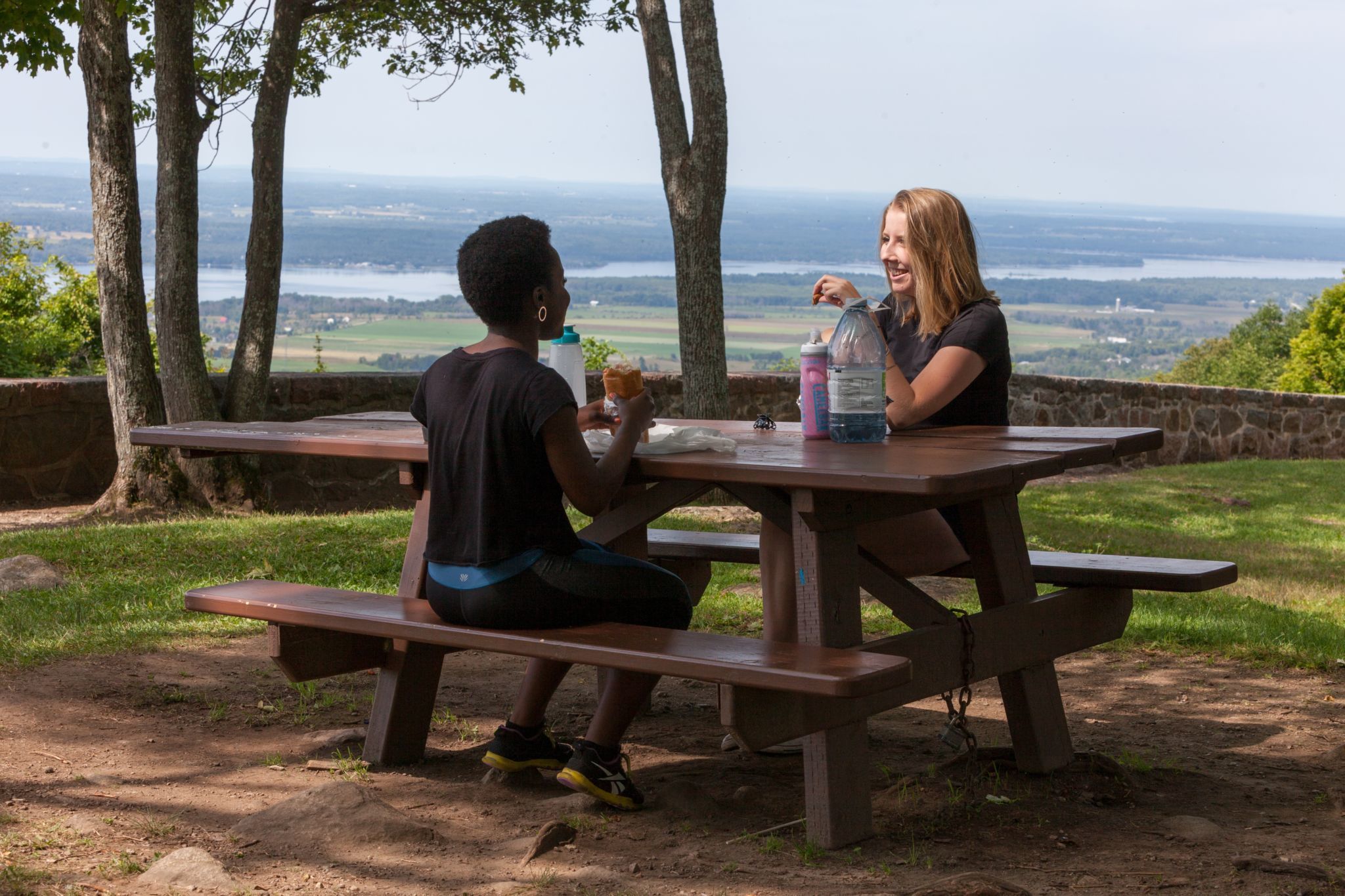 Personnes à une table de piquenique dans le parc de la Gatineau.