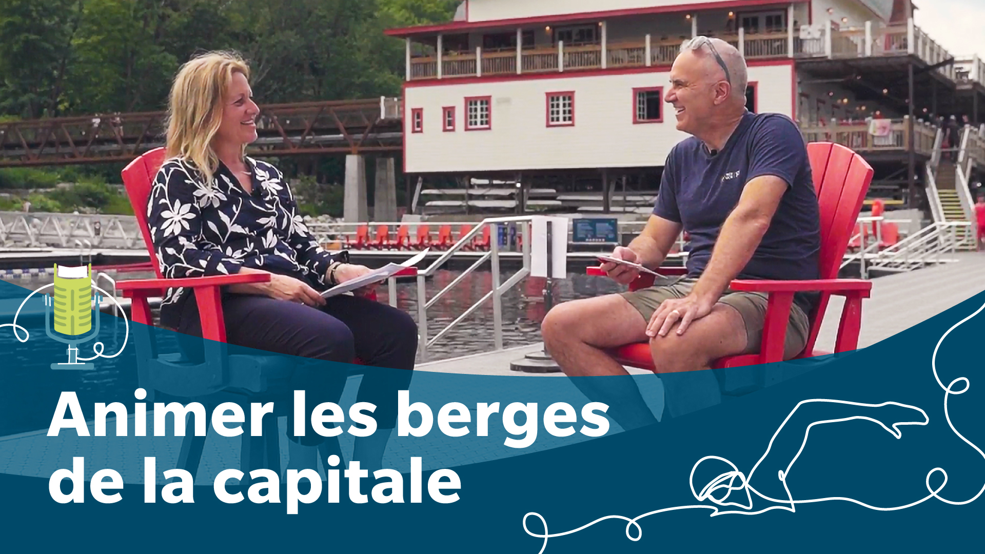 Photo de Tobi Nussbaum assis avec une invitée sur le quai de la Maison riveraine de la CCN – sur l’image figure une illustration d’un microphone de balado en forme de livre, dont le câble dessine artistiquement la silhouette d’un nageur.