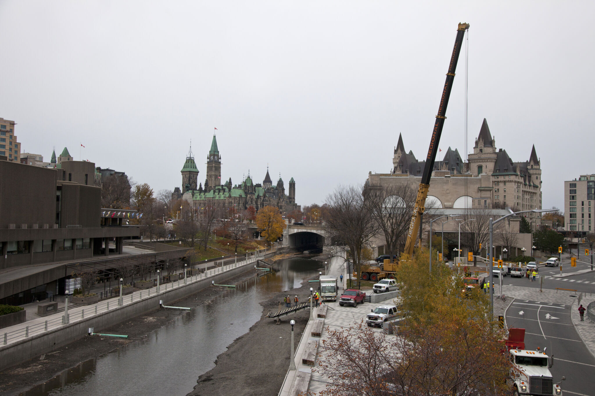 Grue apportant un vestiaire sur le canal Rideau, vidé de ses eaux.