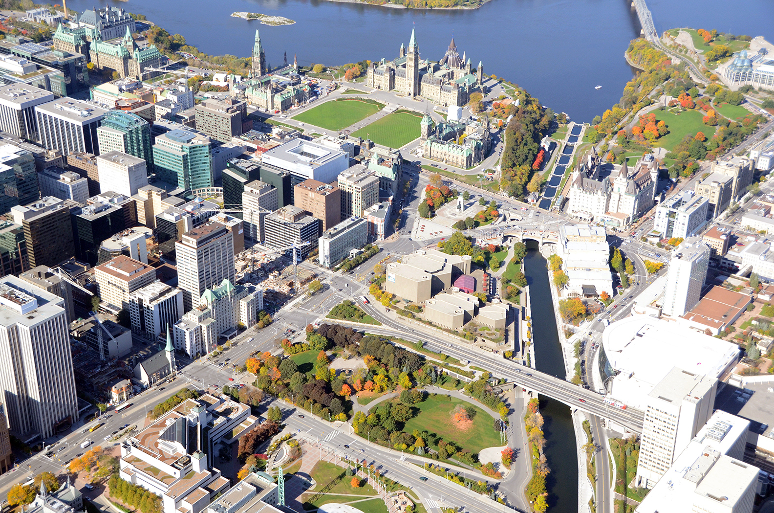 Vue aérienne du centre-ville d’Ottawa, de la colline du Parlement, du canal Rideau, du parc Major’s Hill et de la place et du parc de la Confédération, 2010.