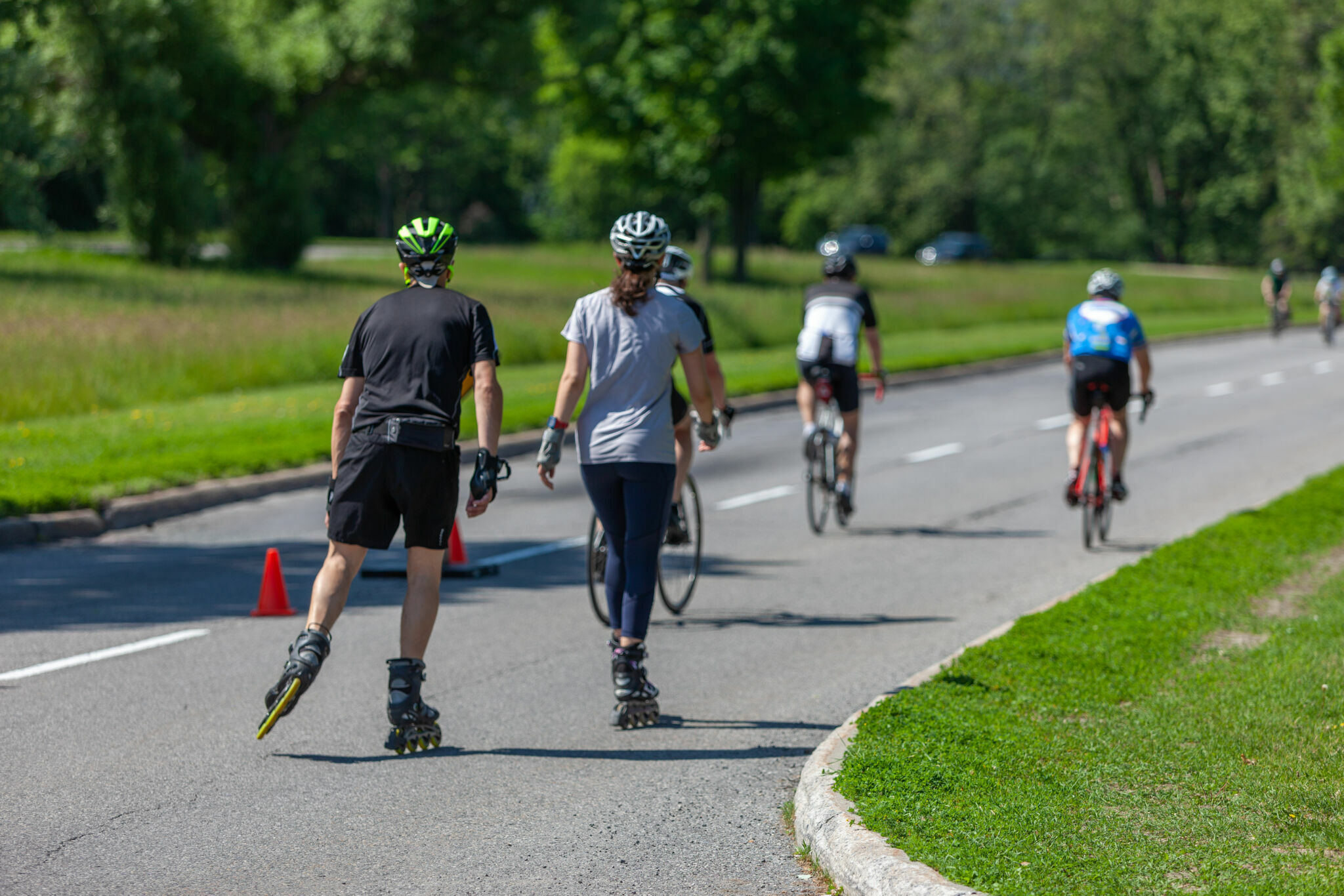 Personnes utilisant la promenade sans voitures