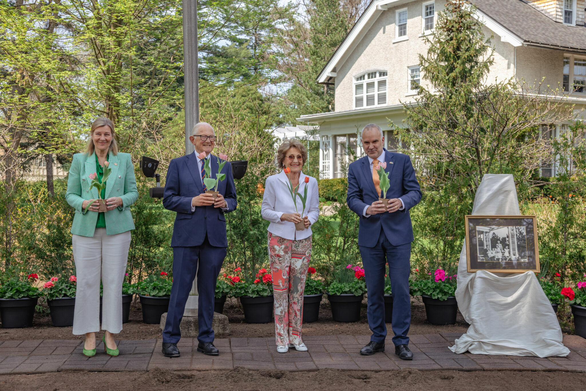 Portrait pendant la plantation cérémoniale d’un nouveau parterre de tulipes