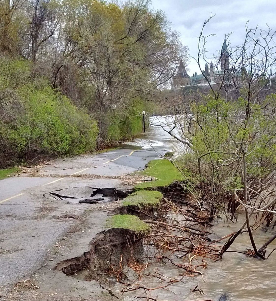 Le sentier des Voyageurs endommagé par les inondations du printemps 2017.