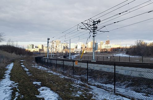 Le tronçon 2 du sentier suivra le tracé du sentier naturel qui se trouve au nord de la voie de l’O-Train, entre les stations Pimisi et Bayview.