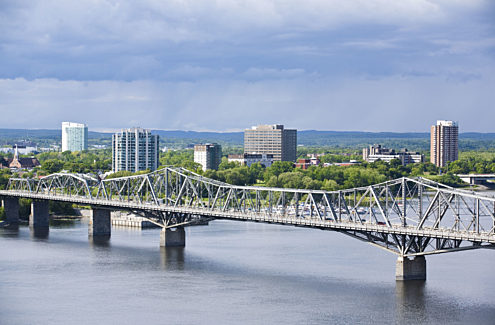 Vue du pont Alexandra depuis Ottawa, en été, 2007. Crédit : CCN