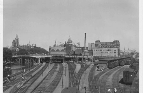 Construction du pont Mackenzie King au-dessus du canal. Crédit : Collection Gréber de la Commission de la capitale nationale
