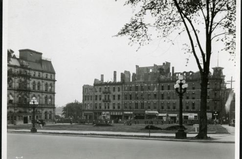 Vue de la gare Union et de la place Connaught depuis les marches du Château Laurier. 22 mars 1938. Source : Bibliothèque et Archives Canada (e999909234-u)