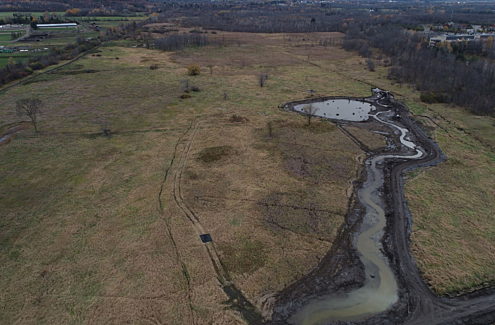 Vue aérienne des travaux d’amélioration des terres humides au ruisseau Stillwater, fin octobre 2020.