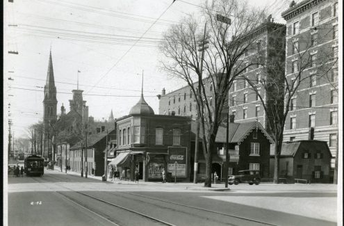 Vue de la rue Elgin, en direction nord, au coin de l’avenue Laurier. 7 mai 1929. Archives de la Commission du district fédéral. Source : Bibliothèque et Archives Canada (e999908758-u)