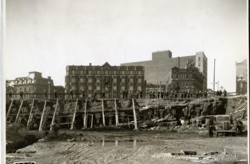 Vue du mur de soutènement de la rue Elgin à partir du chantier de construction de la place Connaught. 8 septembre 1938. Source : Bibliothèque et Archives Canada (e999909171-u)