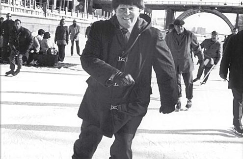 C’est Douglas Fullerton, président de la CCN de 1969 à 1973, qui a eu l’idée d’aménager une patinoire sur le canal Rideau.