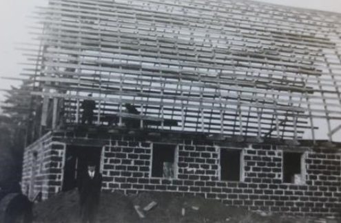 Photo en noir et blanc de la nouvelle grange des Gray en cours de construction, vers 1947.