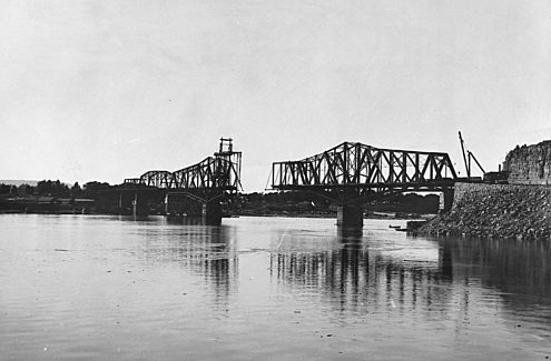 Interprovincial bridge (Alexandra Bridge) during construction, 1901. Credit: LAC/Topley/PA-013866