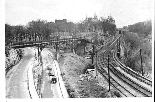 Major's Hill Park footbridge to Nepean Point, Ottawa, mouth of the Rideau Canal from Ottawa River, 1929. Credit: NCC