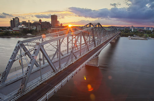 Le pont Alexandra depuis la pointe Nepean, au coucher de soleil. Crédit : CCN