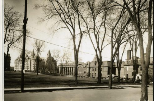 Vue du poste de police et de la caserne de pompiers, à droite, et du Château Laurier, à gauche, depuis la vieille église presbytérienne Knox. 5 avril 1938. Source : Bibliothèque et Archives Canada (e999909243-u)