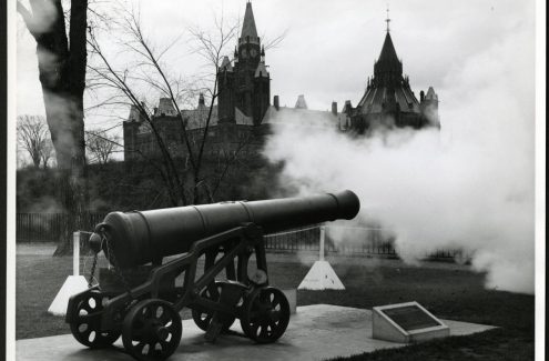 Tir du canon du midi au parc Major’s Hill. 18 novembre 1963. Source : Bibliothèque et Archives Canada (e999913394-u)