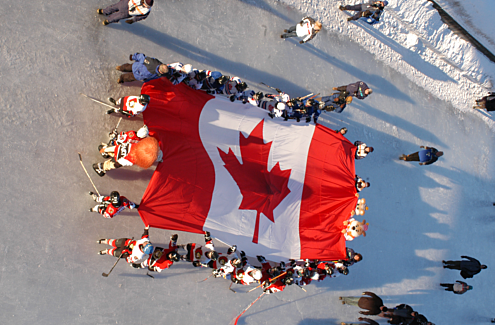 En 2005, 110 parties de hockey libre ont eu lieu sur la patinoire du canal Rideau à l’occasion de la Journée du hockey dans la capitale.