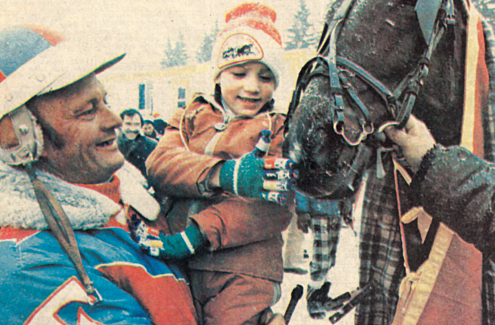 Dans les bras Renald Filion  : Justin Trudeau, à l’âge de sept ans, caressant un Standardbred à l’inauguration de la course sous harnais sur glace, dite « des Trotteurs », en 1979.