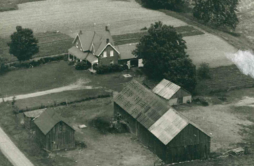 Photo aérienne en noir et blanc de la ferme des Whyte.